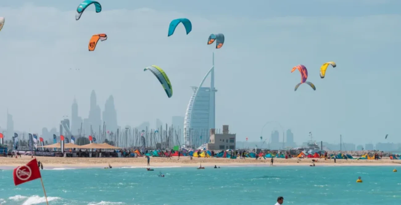 Kite Beach Dubai: la spiaggia dal cielo colorato